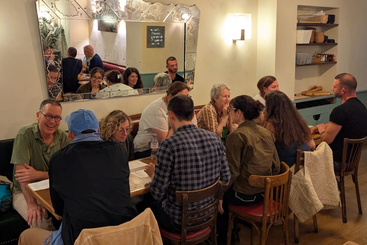 Binômes en conversation autour de la table