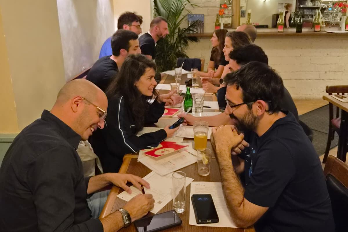 Binômes penchés sur leurs fiches, autour de la table