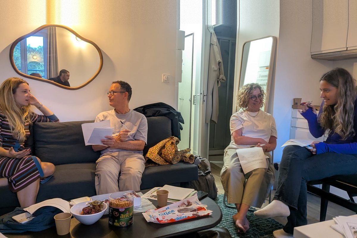 Une soirée d'échange dans un salon, autour de la table basse