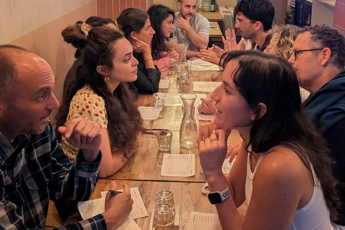 Binômes face à face autour d'une longue table