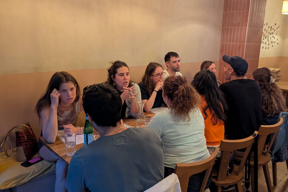 Conversations croisées autour d'une longue table, Paris