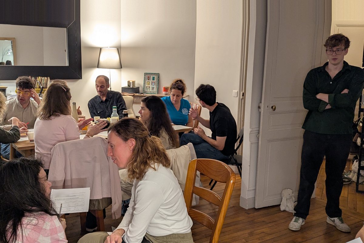 Soirée d'échange dans un salon, en petits groupes