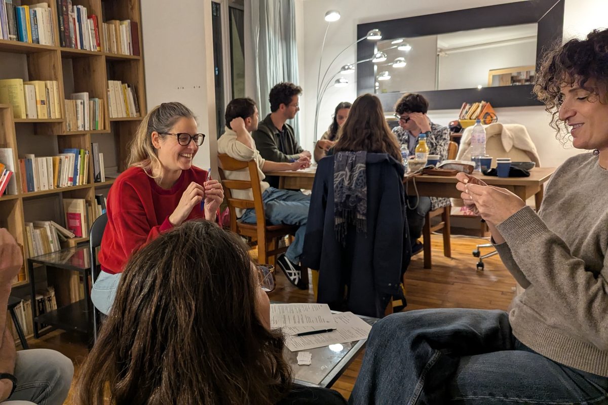 Une participante qui rit, en binôme dans le salon
