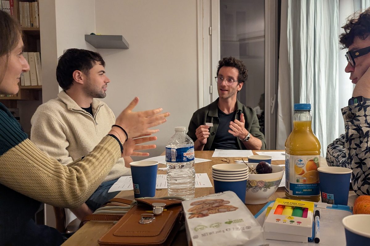 Conversation animée autour de la table