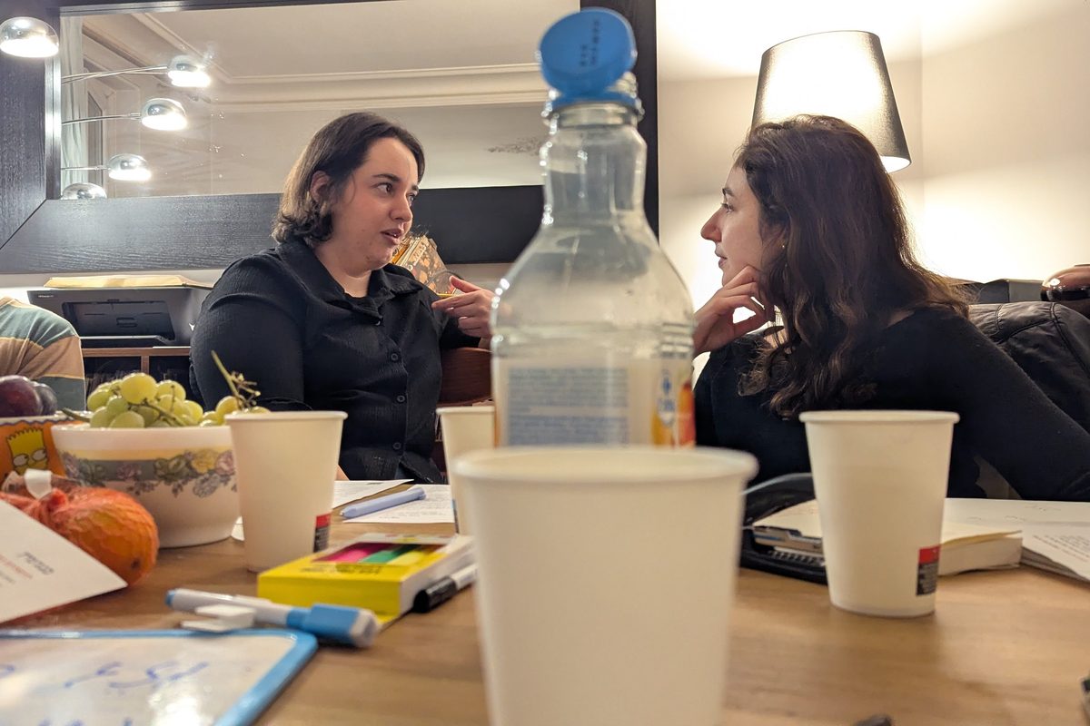 Deux participantes en conversation à table